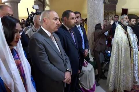 رئيس الوزراء الأرمني نيكول باشينيان يشارك في حفل افتتاح كنيسة الثالوث الأقدس المُرمّمة في قرية كيرانتس الحدودية-فيديو-