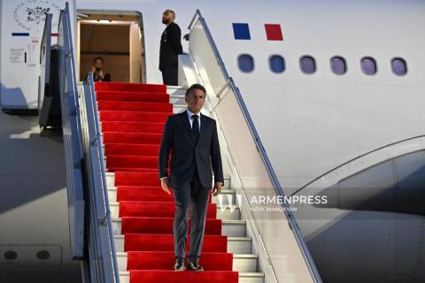 الرئيس الفرنسي إيمانويل ماكرون يصل إلى أرمينيا في زيارة دولة ويستقبله الرئيس الأرمني فاهاكن خاتشاتوريان في مطار زفارتنوتس الدولي