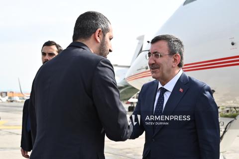 نائب الرئيس التركي يصل إلى يريفان-صور-