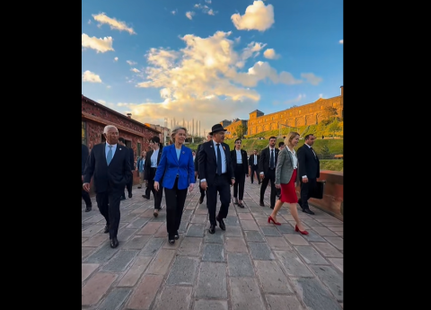 亚美尼亚总理邀请欧盟领导人参观埃里温的红桥