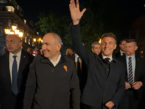 Le Premier ministre Nikol Pachinian et le président Emmanuel Macron se sont promenés dans le centre d’Erevan