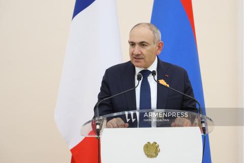 لم يقتصر دعم الرئيس ماكرون لأرمينيا على الجانب المؤسساتي فحسب بل كان دعماً من شخصه أيضاً-رئيس الوزراء الأرمني نيكول باشينيان-