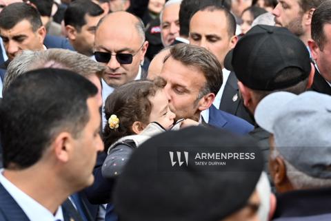 Ֆրանսիայի նախագահ Էմանուել Մակրոնը շրջեց Գյումրու հրապարակում