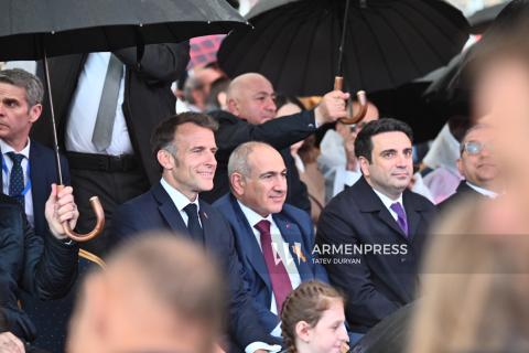 رئيس الوزراء الأرمني نيكول باشينيان والرئيس الفرنسي إيمانويل ماكرون يحضران حفلاً موسيقياً بعنوان "الجسر الموسيقي: أرمينيا-فرنسا" في مدينة كيومري