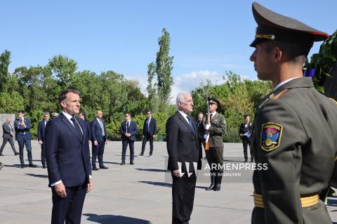 Macron Ermeni Soykırımı Anıtını ziyaret etti