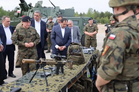 Ermenistan Savunma Bakanı Varşova’da 1. Mekanize Tugay’ın silah ve askeri teçhizatıyla tanıştı