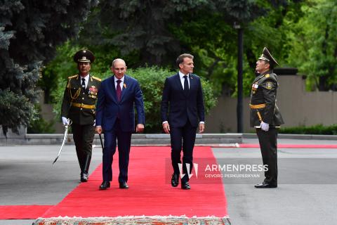 Պետական այցով ՀՀ ժամանած Ֆրանսիայի նախագահի դիմավորման արարողությունը