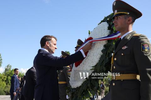 Էմանուել Մակրոնը հարգանքի տուրք մատուցեց Հայոց ցեղասպանության զոհերի հուշահամալիրում
