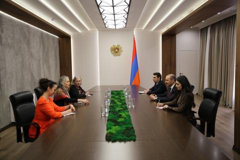 阿尔门·格里戈良与玛格达莱娜·格罗诺讨论了地区安全局势