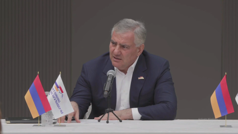 «Здравствуйте, сильные журналисты»: так лидер партии «Сильная Армения» Самвел Карапетян поприветствовал СМИ на пресс-конференции, на которую «Арменпресс» не был приглашен