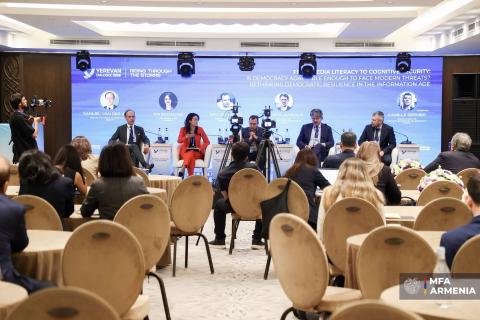 “Yerevan Dialogue” abordó la desinformación y manipulación de la información