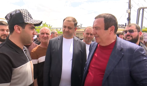 Tsarukyan tours villages in Ararat province during campaign
