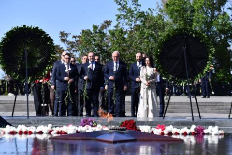 ՀՀ ԱԳՆ ղեկավար կազմը և աշխատակիցները «Հաղթանակ» զբոսայգում հարգանքի տուրք են մատուցել հայրենիքի պաշտպանության և խաղաղության համար զոհվածների հիշատակին