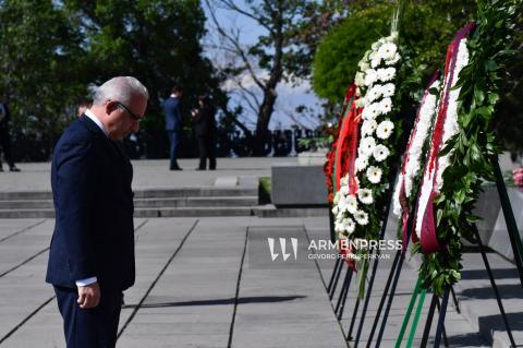 Руководство и сотрудники МИД РА в парке «Победа» почтили память погибших, защищая Родину и мир