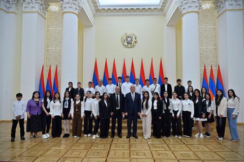 ՀՀ նախագահի նստավայր են այցելել Շիրակի մարզի տարբեր համայնքների մի խումբ դպրոցականներ