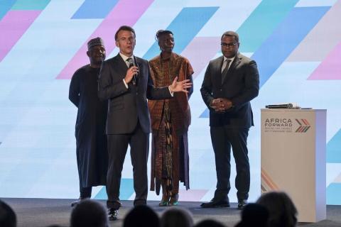 C'est un manque total de respect։ quand Emmanuel Macron s'invite sur scène pour demander le silence