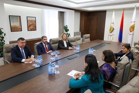 Yerevan, Delhi discuss expanding bilateral ties