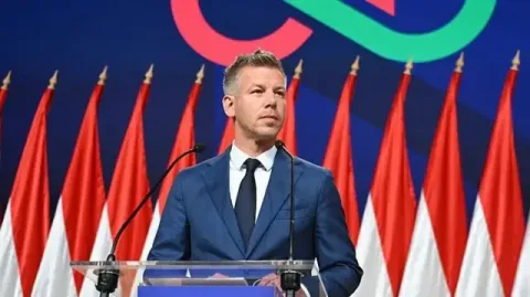 Премьер-министр Венгрии требует отставки президента; президент отказывается выполнить требование