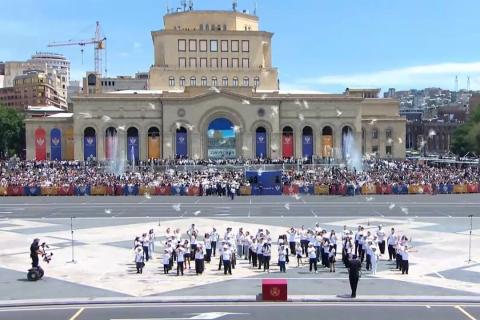 Barışı simgeleyen güvercinler gökyüzüne salındı, geçit töreni sona erdi