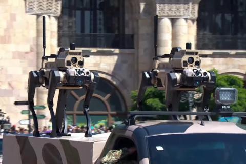 Défilé militaire 2026 : systèmes robotiques avancés de reconnaissance et d’attaque « Loup »