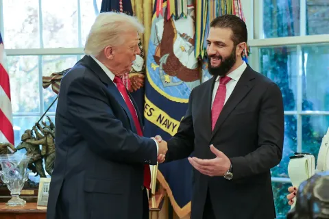 الرئيس السوري يناقش مع الرئيس الأمريكي رفع العقوبات المتبقّية على دمشق