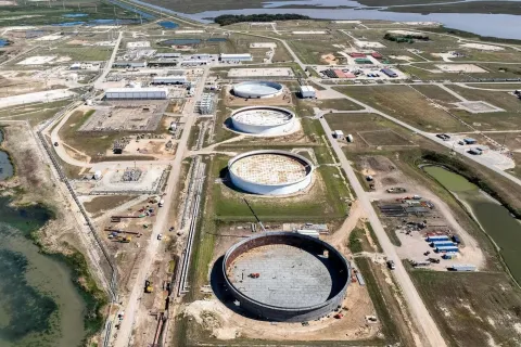 США продолжают извлекать запасы нефти из стратегического резерва