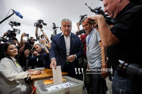 Samvel Karapetyan casts ballot