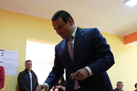 Narek Karapetyan casts ballot, calls for ‘major change and revitalized Armenia’
