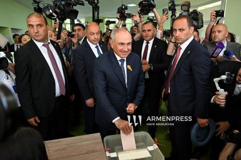 Վարչապետ Փաշինյանն իր քաղաքացիական պարտքն է կատարում 8/20 ընտրատեղամասում