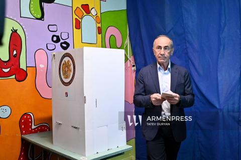 Kocharyan casts ballot