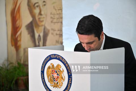 ՀՀ ԱԺ նախագահ Ալեն Սիմոնյանը կատարեց իր քաղաքացիական պարտքը