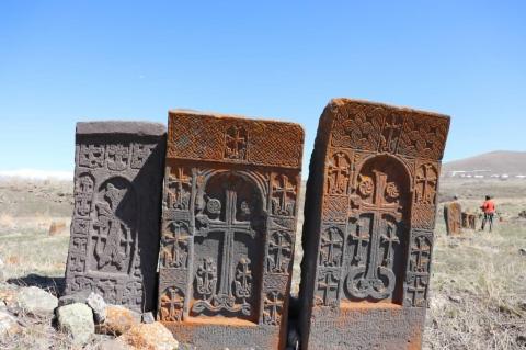 Գթաշենի ավերակների գեղատեսիլ խաչքարերը