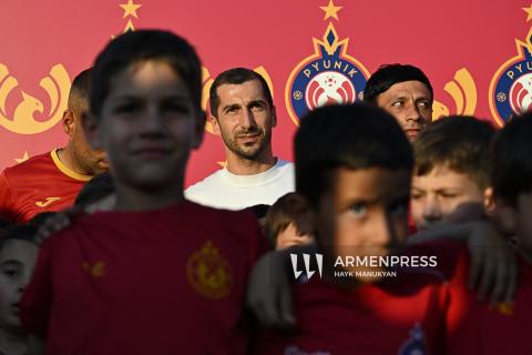 Henrikh Mkhitaryan meets with Pyunik Academy players