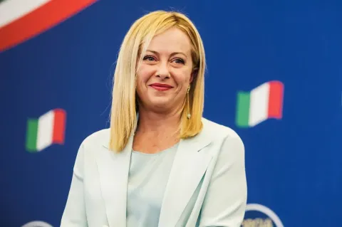 Мелони раскритиковала «вымышленные» комментарии Трампа о том, будто она «умоляла» сфотографироваться с ним