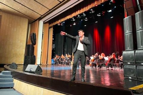 «Ազնավուրի ձայնը»՝ Գյումրիում. Շառլ Ազնավուրի անմահ հիթերը ֆրանսիացի երգիչ Տիտիանոյի առանձնահատուկ մեկնաբանությամբ