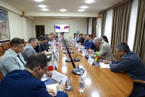 Armenian economy minister discusses trade and exports with EU ambassadors