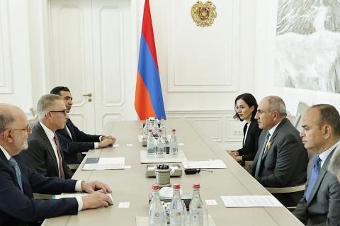 Վարչապետն AMAA բարեգործական ՀԿ–ի նախագահի հետ քննարկել է Վարդենիսում նոր կրթահամալիրի կառուցմանը վերաբերող հարցեր