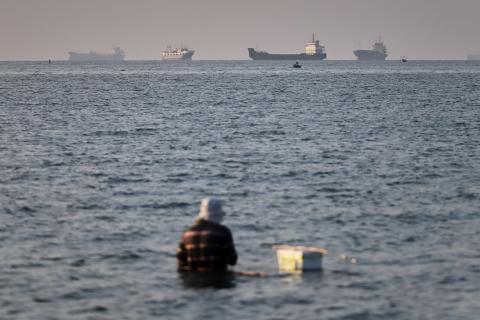 ООН приостановила операцию по выводу судов из Ормузского пролива из-за удара по гражданскому судну