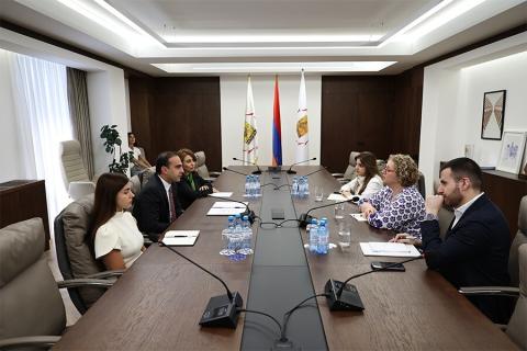 Мэр Еревана принял посла Великобритании в Армении