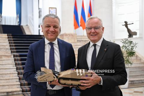 Embajador de la Unión Europea y representante de la Comisión Europea presentan el nuevo equipo de desminado para Armenia