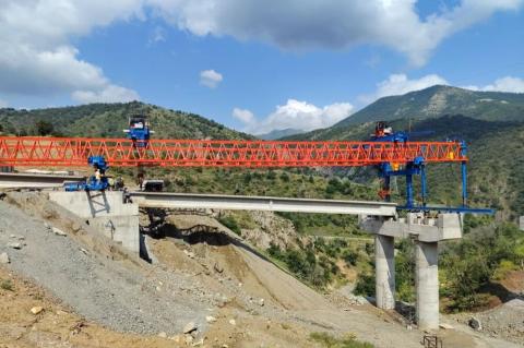 Քաջարան-Ագարակ հատվածի կամուրջների հեծանները Հայաստանում առաջին անգամ մոնտաժվում են կախովի հեծանատեղադրիչ կայանքի միջոցով