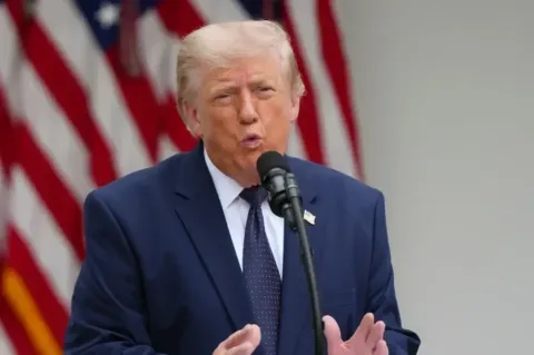 Президент США Трамп заявил, что США могут установить контроль над Ормузским проливом