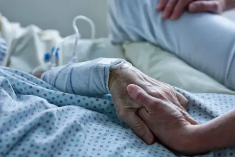 Национальное собрание Франции приняло законопроект о добровольном приеме смертельного препарата с медицинской помощью