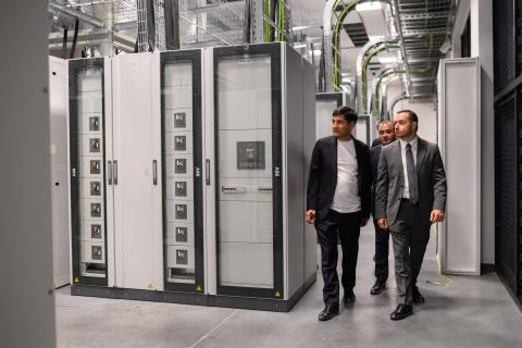 Министр высокотехнологической промышленности Армении посетил «завода ИИ» компании Firebird AI в Раздане