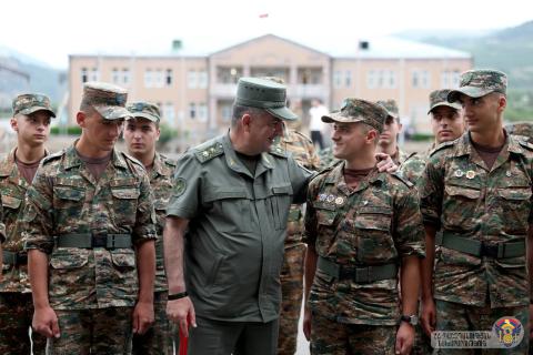 ԶՈՒ ԳՇ պետը ժամկետային զինծառայողների հետ քննարկել է կարգապահության և իրավախախտումների կանխարգելման հարցեր