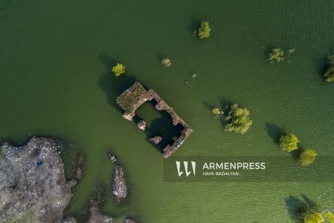 Embalse artificial de Aparan, construido en 1962, y la basílica semisumergida de los Santos Pablo y Pedro, construida en el siglo IV.
