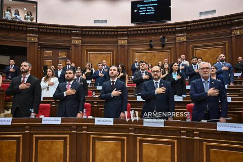 ԱԺ առաջին նստաշրջանի մեկնարկին տեղի ունեցավ պատգամավորների երդման արարողությունը