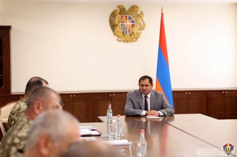 Սուրեն Պապիկյանը խորհրդակցություն է անցակցրել սպայական, ենթասպայական և սերժանտական կազմերի համալրման ուղղությամբ աշխատանքների վերաբերյալ