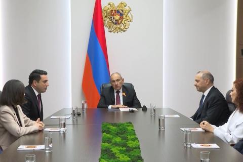 Премьер-министр Армении представил сотрудникам Совета Безопасности новоназначенного секретаря Алена Симоняна