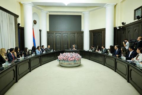 PM Pashinyan meets with IGorts participants